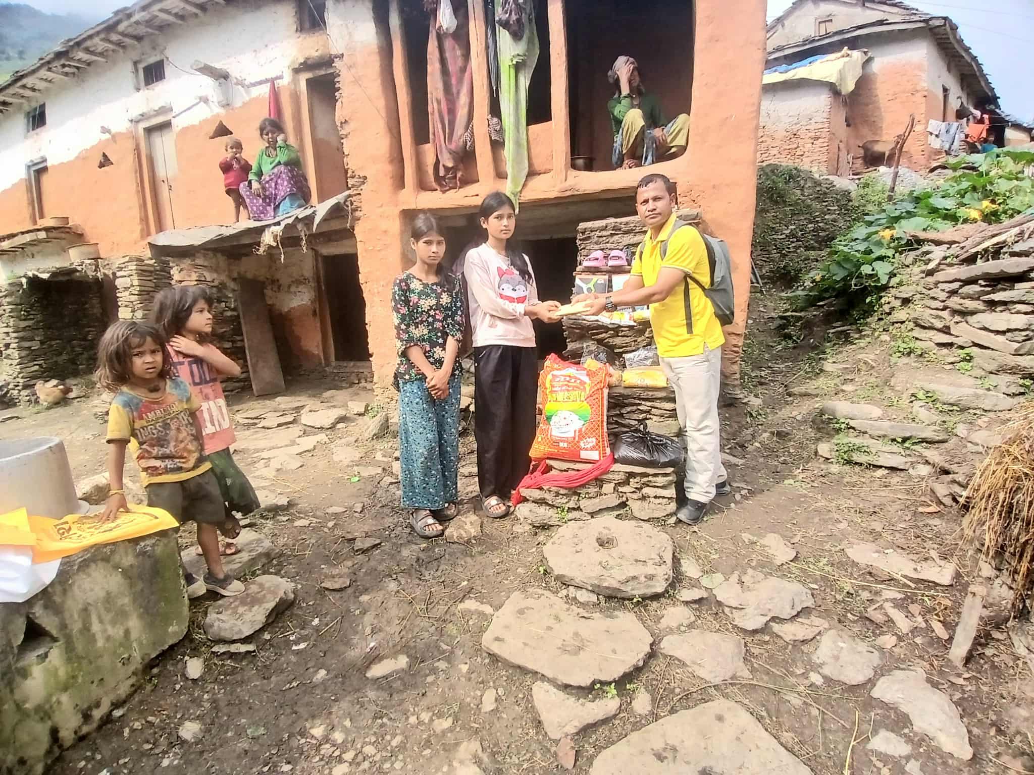 सडक दुर्घटनामा आमा–बुवा गुमाएका बालिकालाई प्रवासी नेपालीको सहयोग