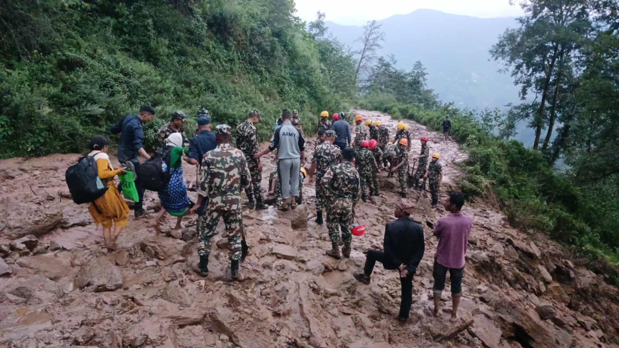 डोटीमा पहिरो ः ५ वर्षीया बालिका बेपत्ता, आमा र दुई सन्तान घाइते