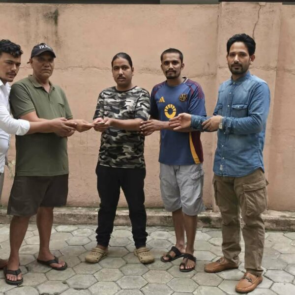 डोटीमा दुई युवाको उपचारका लागि भवानी भल्मा एकता समाजको आर्थिक सहयोग