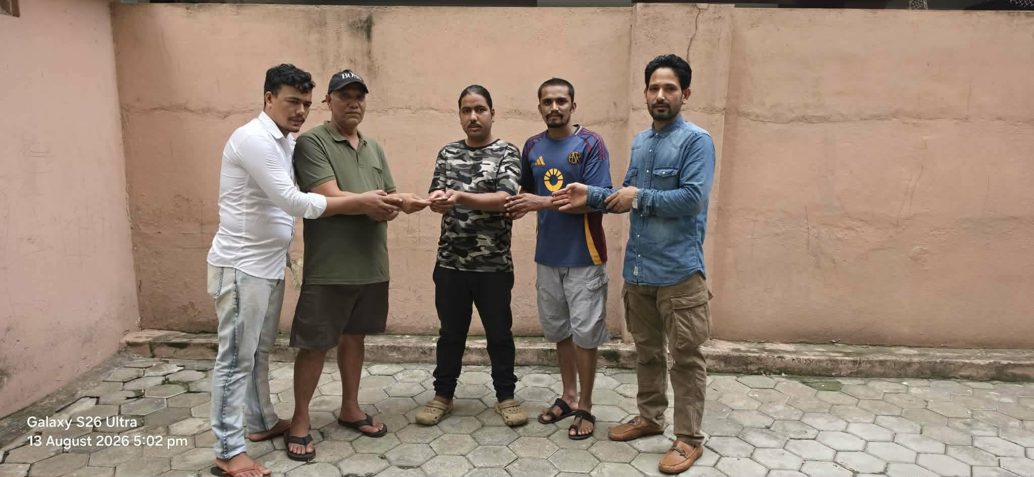डोटीमा दुई युवाको उपचारका लागि भवानी भल्मा एकता समाजको आर्थिक सहयोग